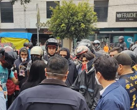 Repartidores de plataformas protestan en SLP para exigir condiciones de seguridad en vialidades