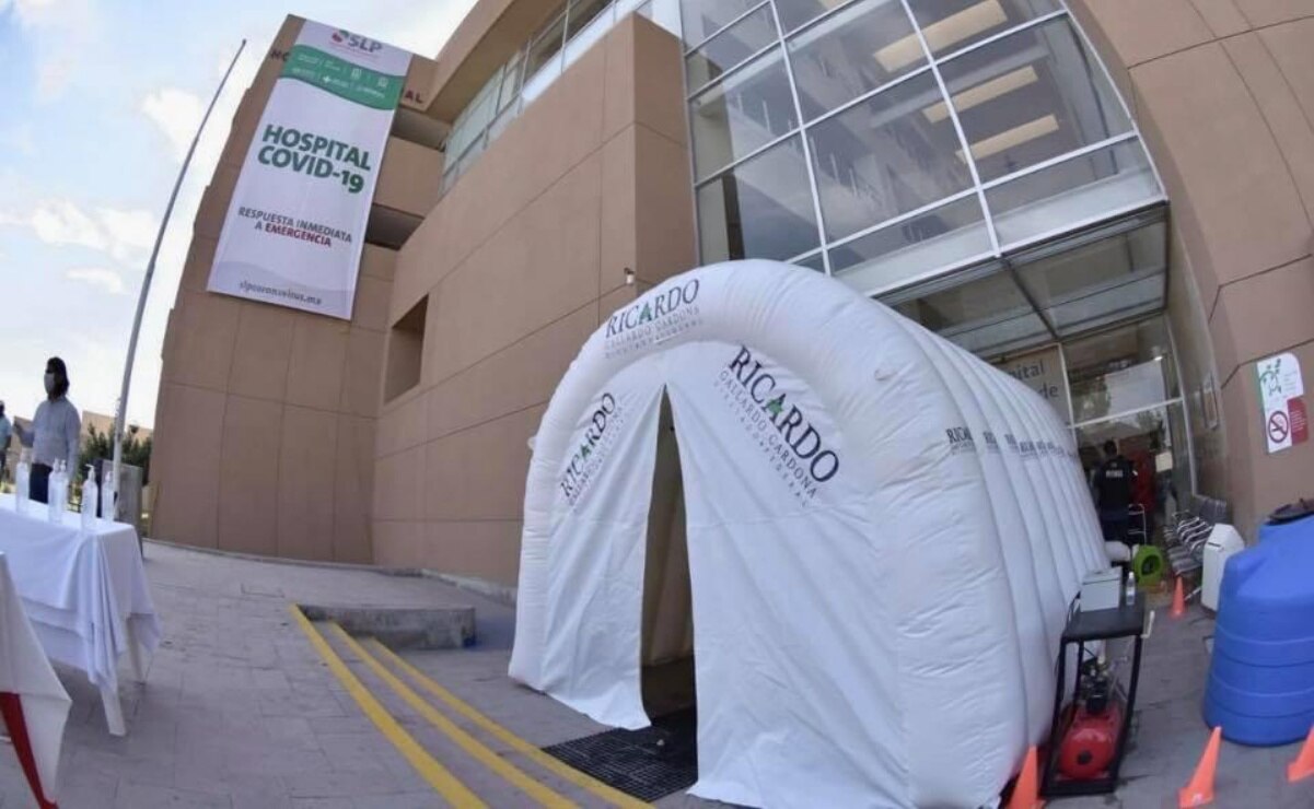 En la puerta principal del hospital de Soledad se instaló un túnel de este tipo con el nombre del diputado federal Ricardo Gallardo. Foto: Tomada de Facebook