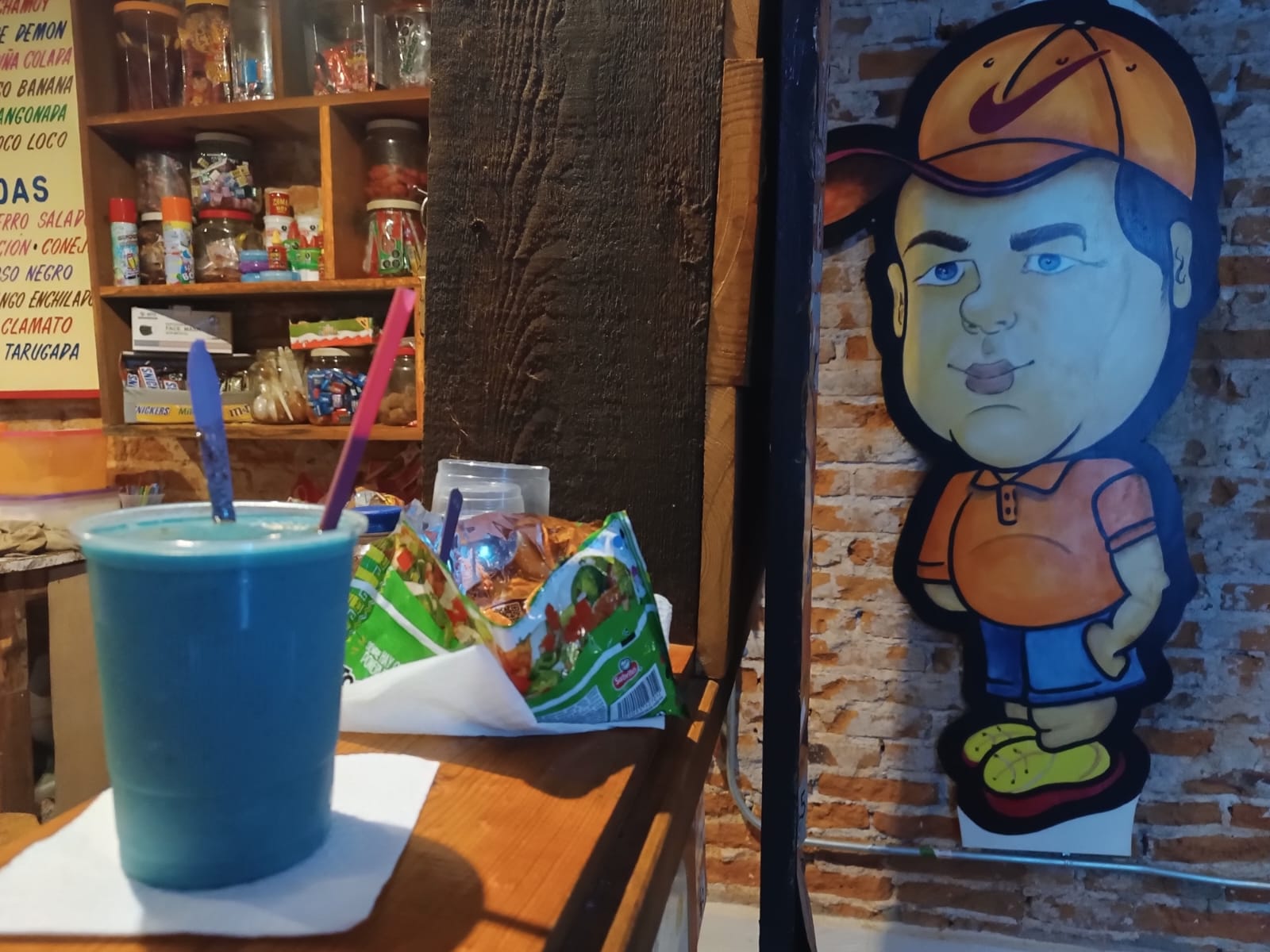 Las chamoyadas de este negocio han tenido un gran éxito gracias a una fórmula especial de chamoy hecha 100% de ingredientes naturales. Foto: Xochiquetzal Rangel