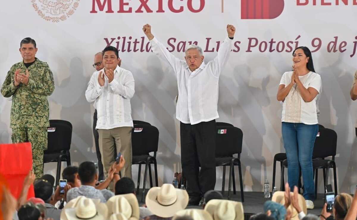AMLO muestra respaldo a Gallardo en la Huasteca con programas sociales federales