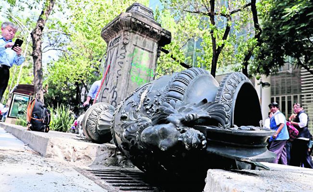 El jarrón de bronce que estaba ubicado en Avenida Reforma, entre el tramo que va de Bucareli al Monumento a Cristóbal Colón, fue derribado el 19 de septiembre por el terremoto (ARCHIVO EL UNIVERSAL)