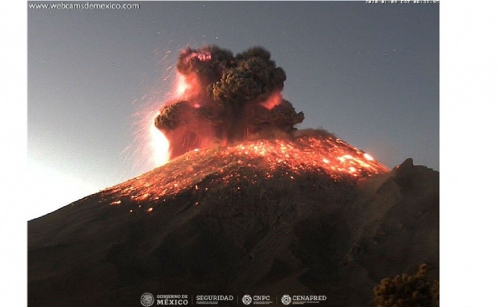 (VIDEO) Así se vio la explosión del Popocatépetl; generó fumarola de tres kilómetros