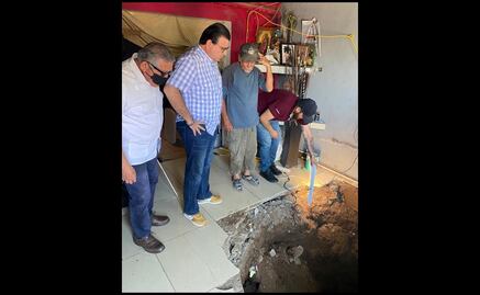 Enorme socavón se abre en la sala de una casa y se traga a un joven que dormía