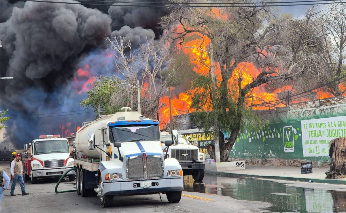 El incendio inició desde la mañana de este martes generando una densa columna de humo en la zona metropolitana de SLP. Foto: Especial