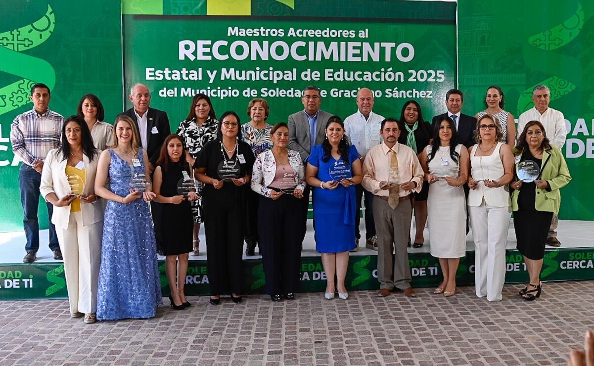 Galardonan a 11 maestros en Soledad; alcalde Juan Manuel Navarro les reconoce su vocación y dedicación