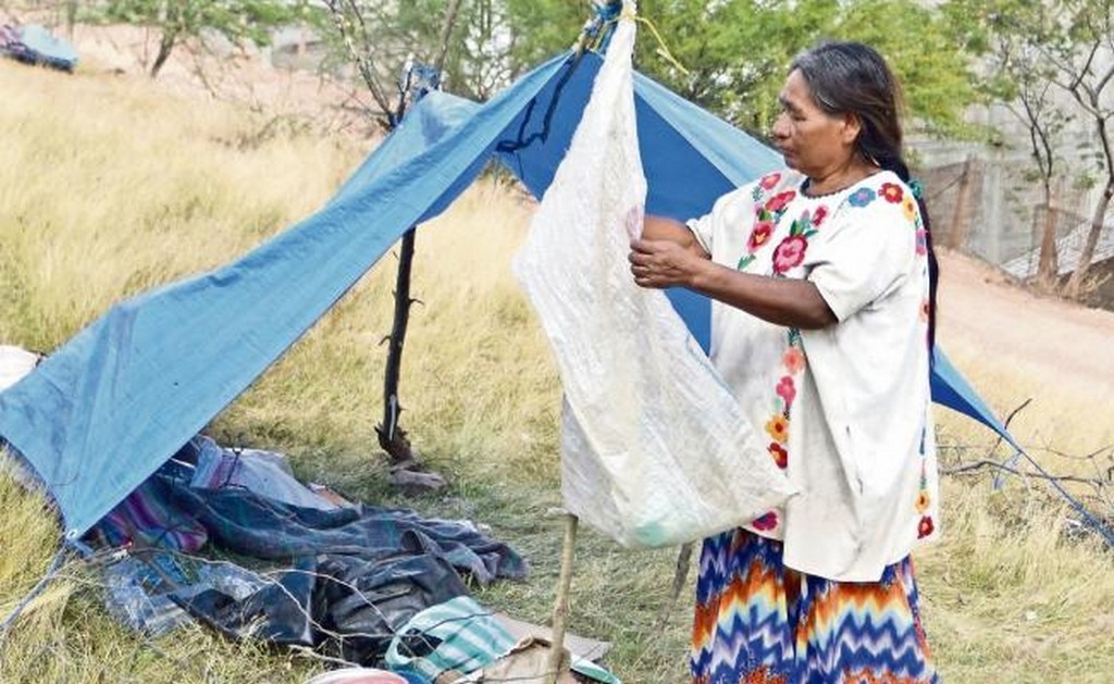 La mayoría de los desplazados tienen más de cinco días sin bañarse, sólo se protegen del sol con una lona y duermen en el suelo. (FOTOS: SALVADOR CISNEROS. EL UNIVERSAL)