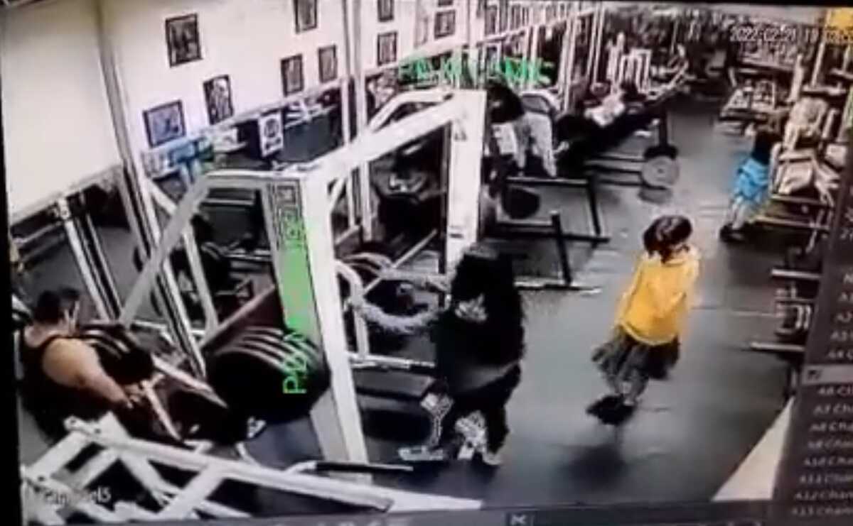 Video. Captan últimos segundos de vida de mujer tras caerle pesa de 180 kilos en gimnasio de la CDMX