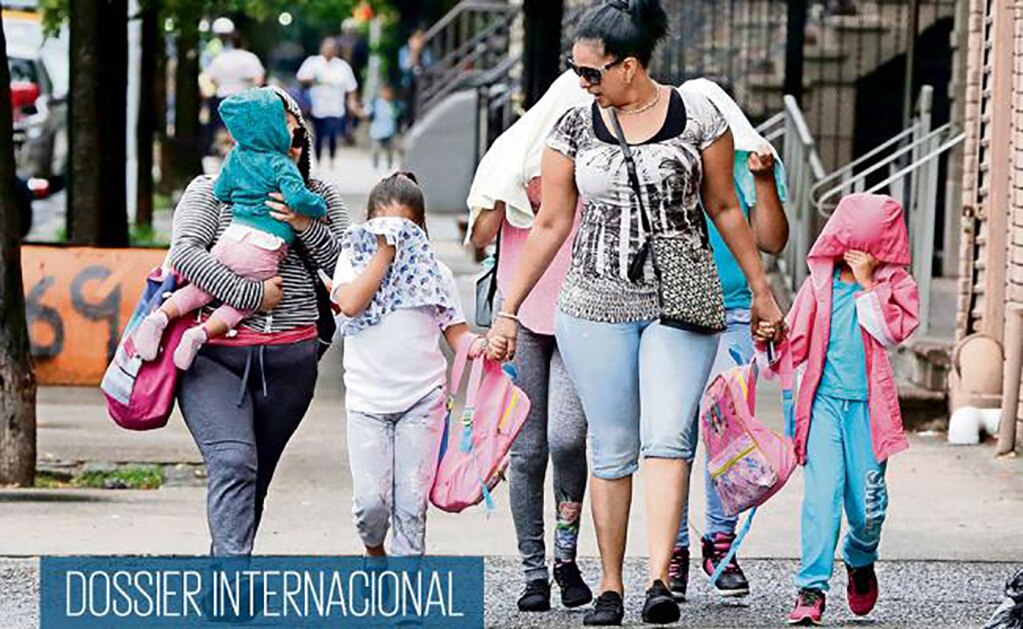 Dos mujeres acompañan a niños al albergue de Cayuga. El alcalde de Nueva York, Bill de Blasio, calificó como inhumana la política migratoria de “Tolerancia Cero”. Foto: RICHARD DREW. AP