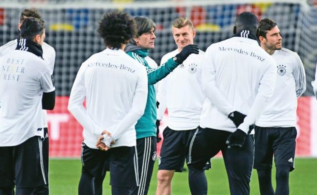 Alemania, que hoy enfrenta a España en amistoso, será el primer rival de México en la Copa del Mundo. (PATRIK STOLLARZ. AFP)