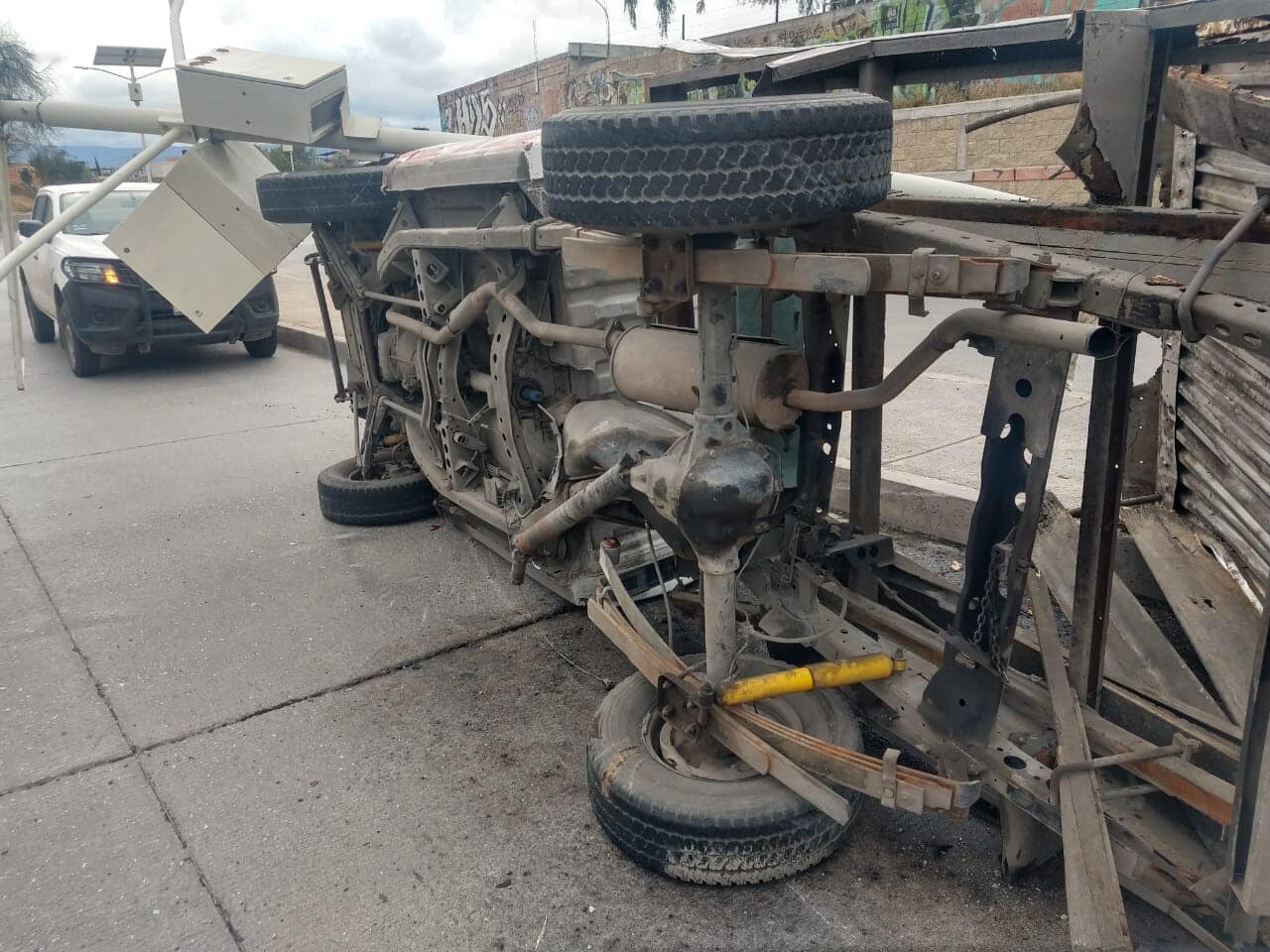 Vuelca camión en Río Santiago