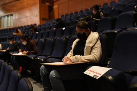 Con medidas de seguridad sanitaria, aspirantes a UASLP acuden a su examen de admisión