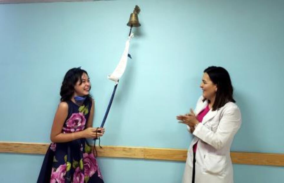 Tras 120 sesiones de quimioterapia, niña vence al cáncer