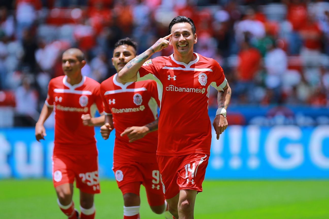 Toluca vence con polémica a Monarcas