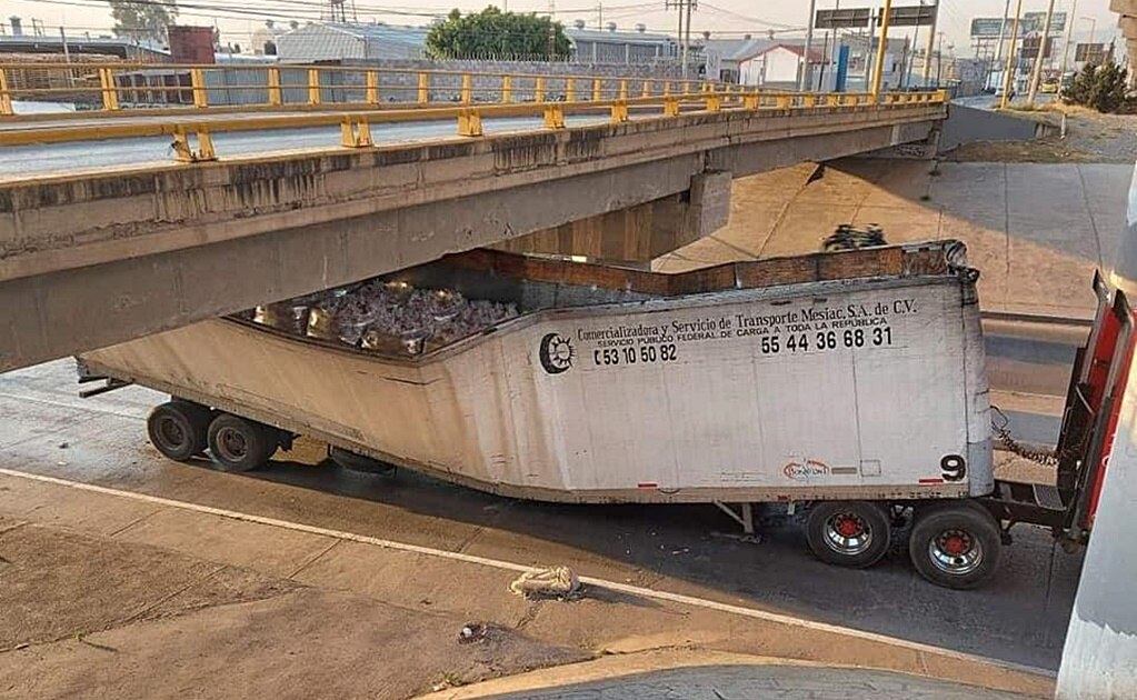 Tráiler se atora debajo de un puente de Río Santiago; chofer no calculó altura