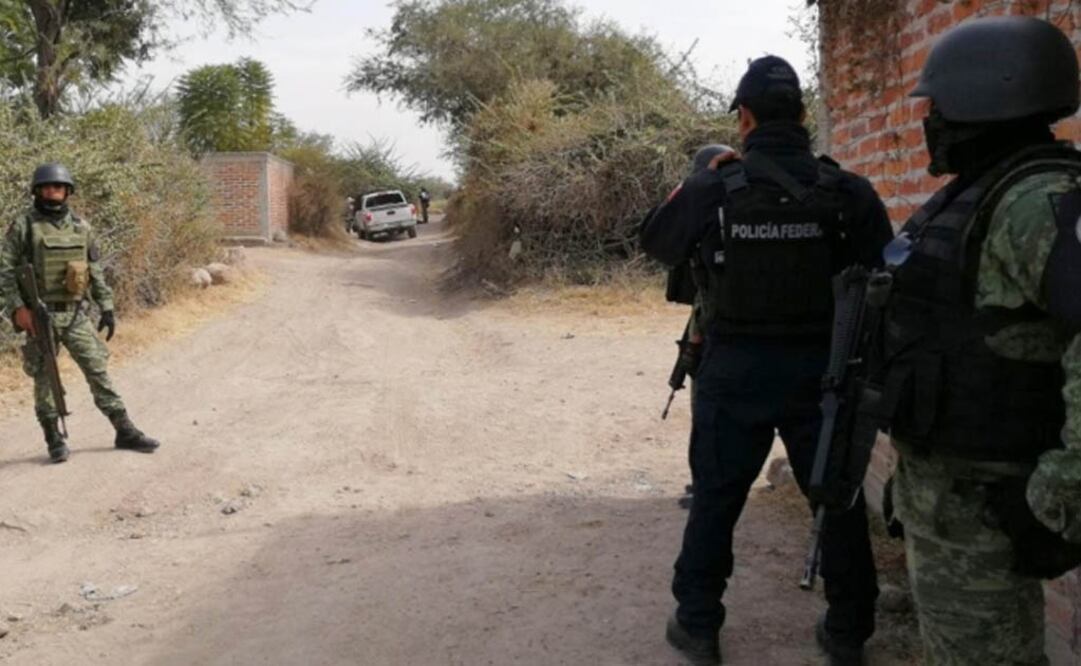 Elementos de la Guardia Nacional custodian la comunidad de El Venado de Yóstiro, perteneciente al municipio de Irapuato, Guanajuato, México, tras un enfrentamiento con 8 muertos