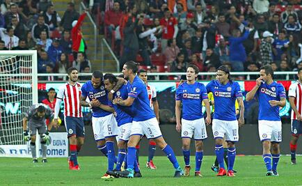 Cruz Azul golea con polémica arbitral a Chivas