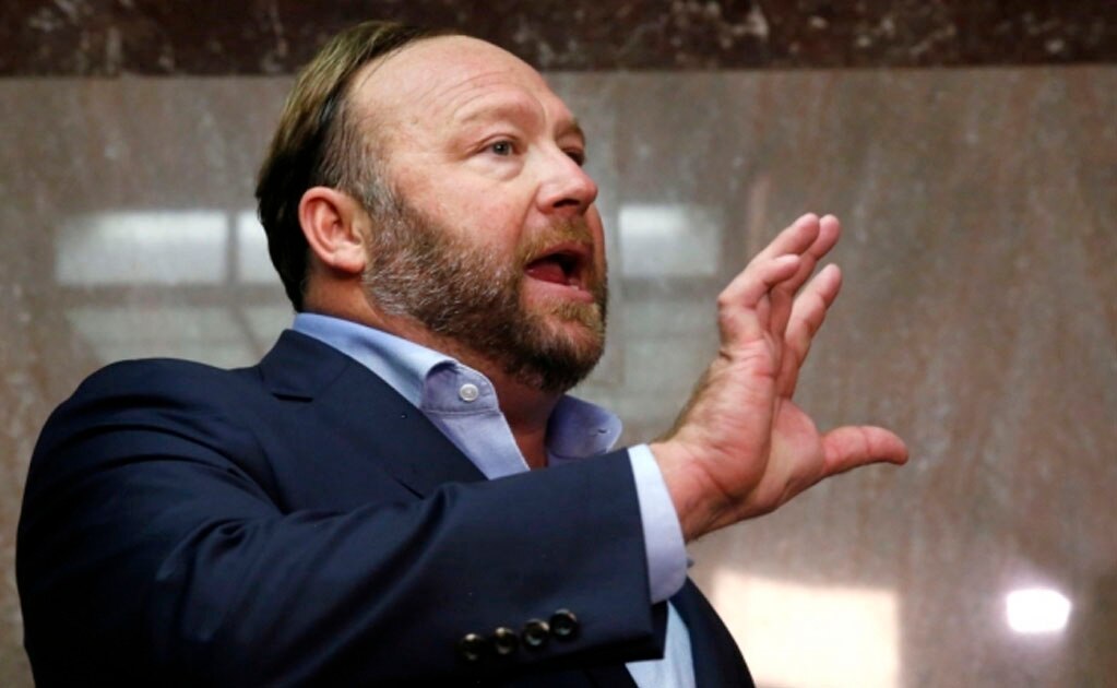 Alex Jones ha incitado a la violencia de acuerdo con Facebook. Imagen: Reuters