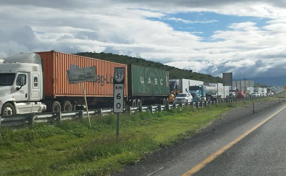 Se registra bloqueo en la Carretera 57 por manifestación contra el Ejército