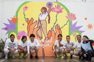 Con Janín Garcín, mujeres privadas de la libertad pintan mural en Penal del Xolol