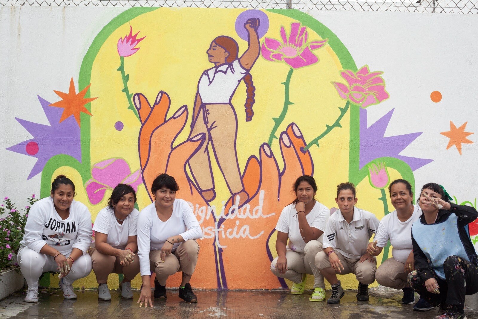 Con Janín Garcín, mujeres privadas de la libertad pintan mural en Penal del Xolol