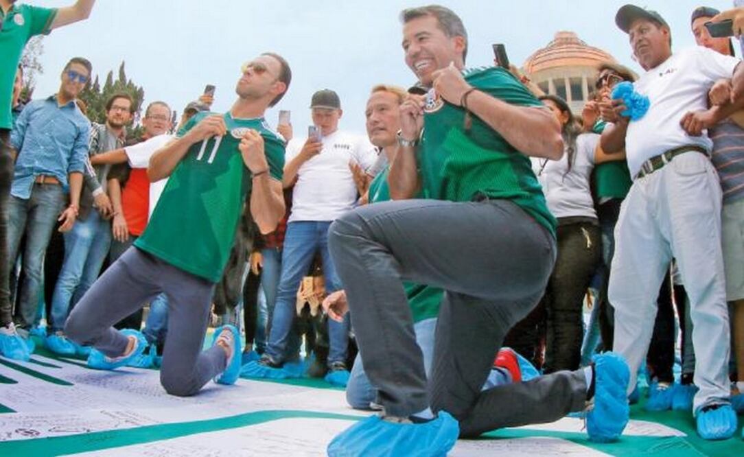 Zague y Pável Pardo, durante el evento de la megaplayera (ÁLVARO PAULIN. IMAGO7)