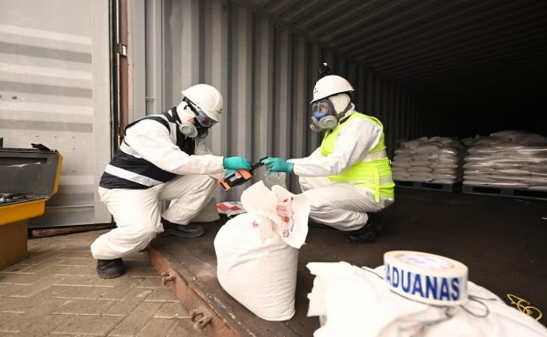Personal de aduanas en Perú toma muestras del contenedor incautado en el puerto del Callao, cuyo contenido tóxico estaba destinado a la minería ilegal en la Amazonía. Foto: Gobierno de Perú.