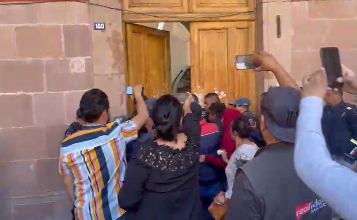 Deja cuatro policías lesionadas manifestación frente al Palacio Municipal de SLP