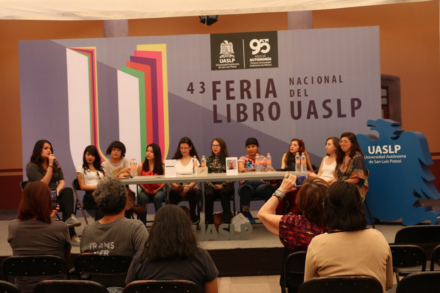 Booktubers invitan a leer autoras para ampliar la visión del mundo