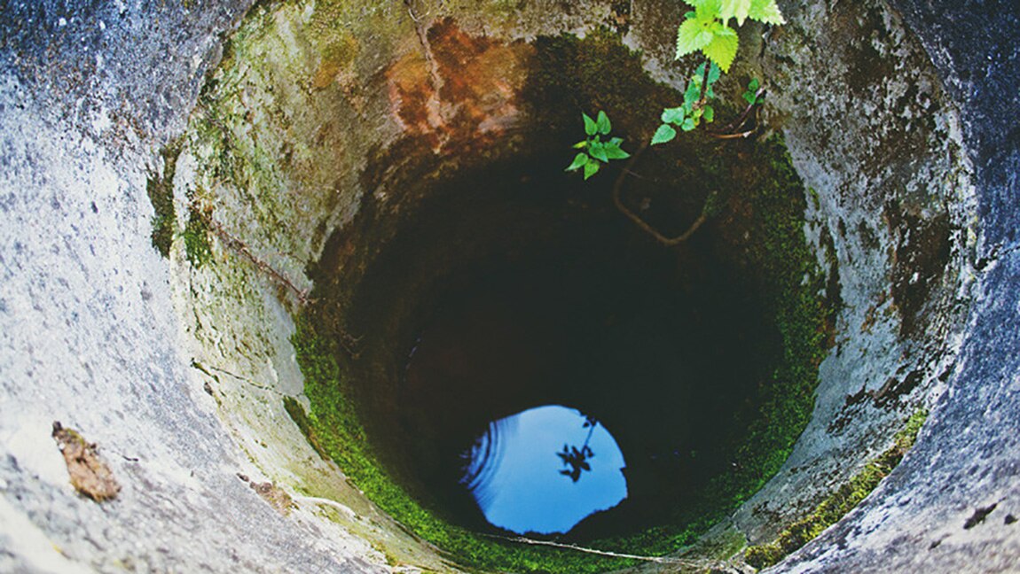 Rescatan a anciano que cayó a pozo