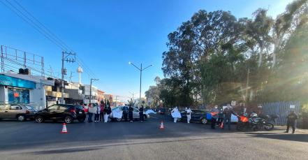Empleados del Hospital Central realizan bloqueos en la Glorieta González Bocanegra