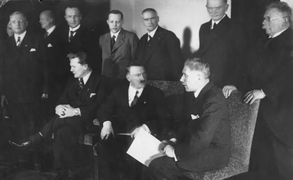 Compran objetos nazis para donarlos a judíos