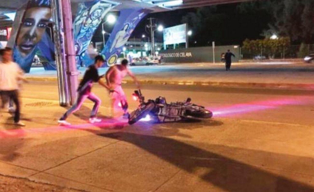 Una motocicleta de Seguridad Pública fue estropeada por rijosos en las afueras del estadio Miguel Alemán Valdés. Foto: TWITTER