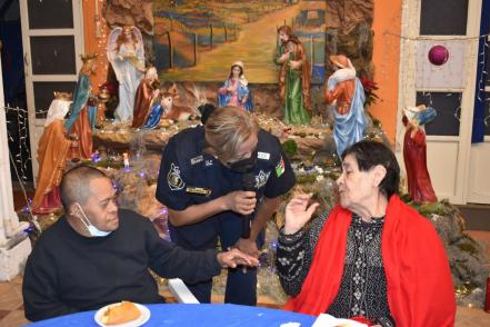 Policías estatales se ponen a repartir roscas de reyes y ropa abrigadora en asilos de SLP