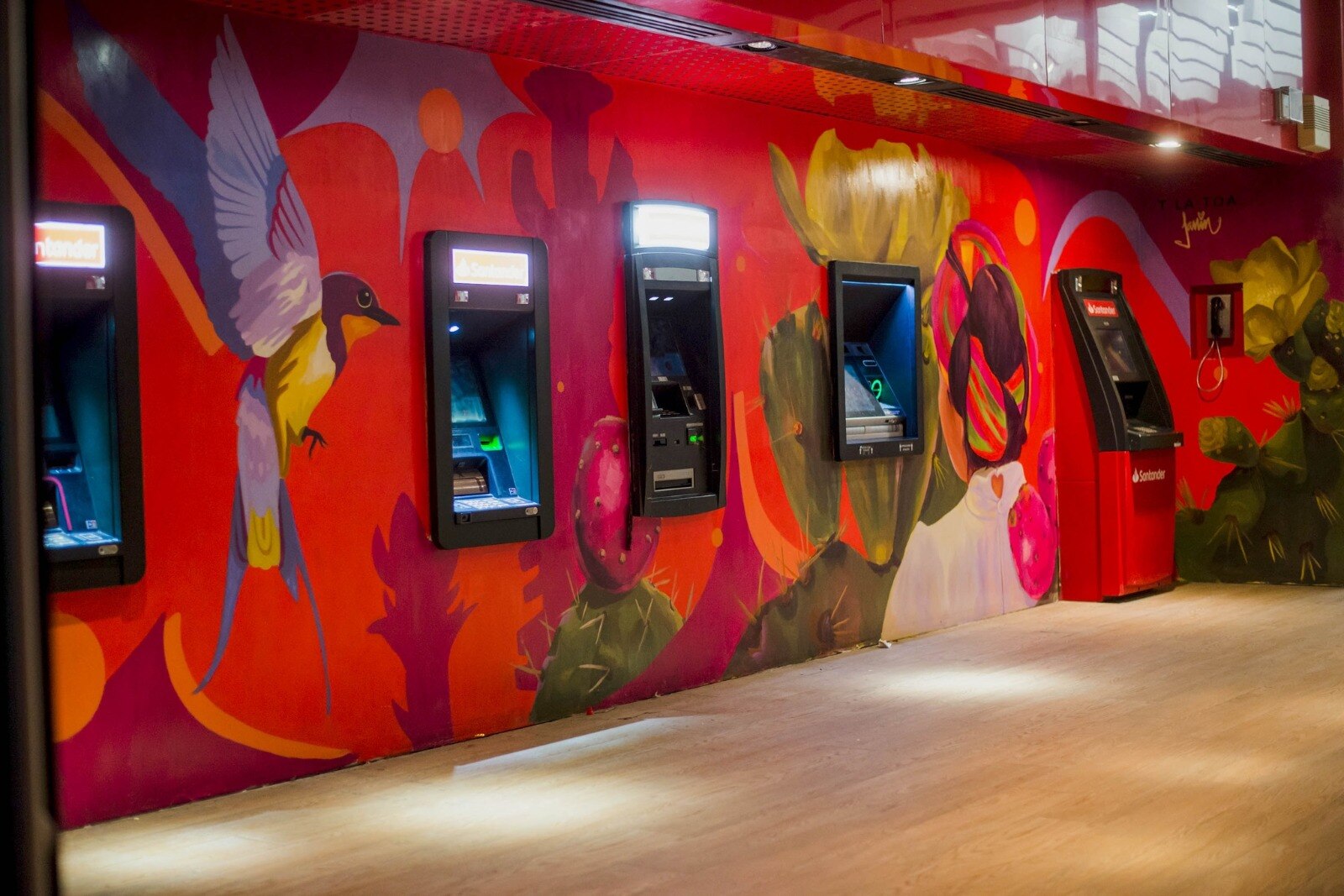 La reconocida pintora potosina pintó en un banco un mural que hace homenaje a varios elementos icónicos de San Luis Potosí. Foto: Janín Nuz Garcín