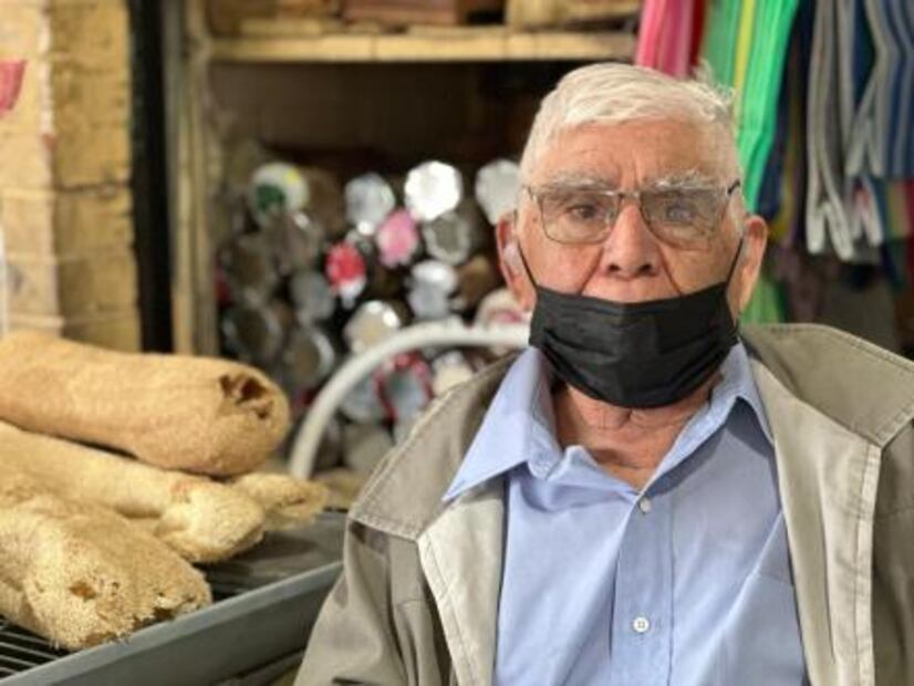 Francisco Cárdenas, una vida entre tendederos y escobetas de ixtle en el mercado República