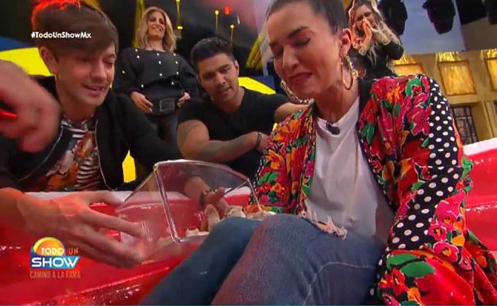 Laura G soltó el llanto en plena transmisión. FOTO: Especial