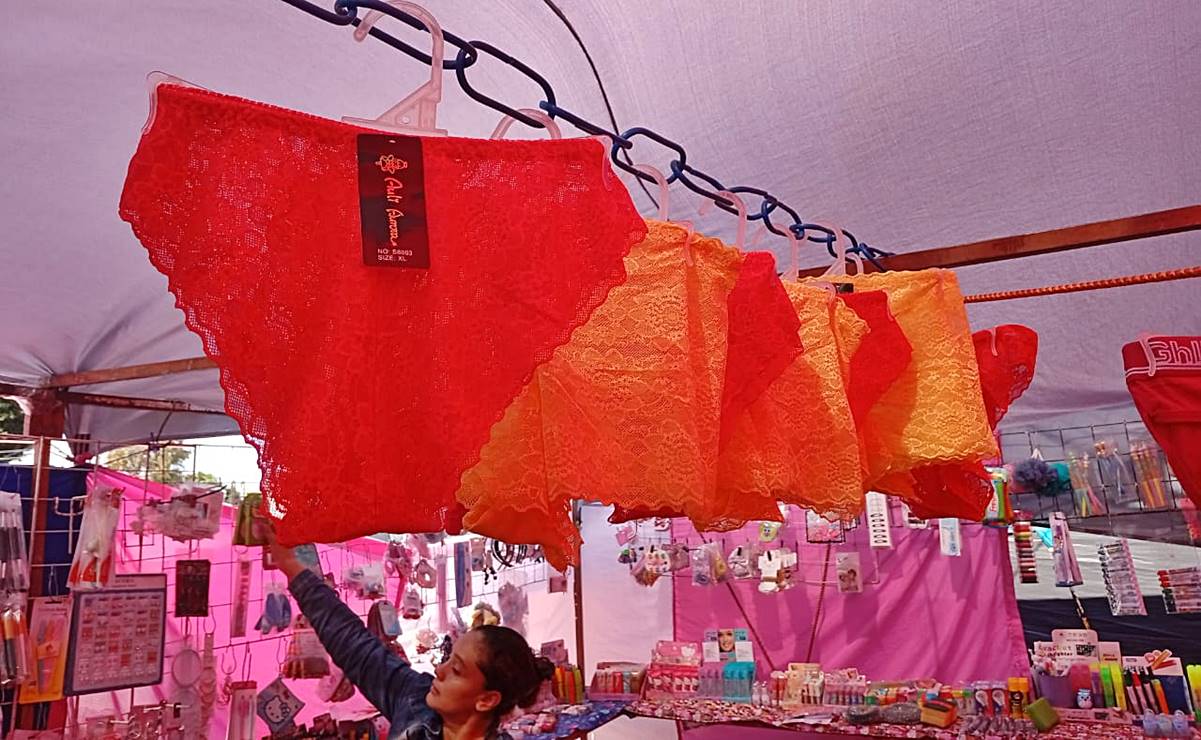 Usar ropa interior de algún color en específico en Año Nuevo es una tradición que no pasa de moda. Foto: Jazmín Ramírez EL UNIVERSAL