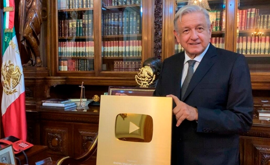 "Ya se me subió", dice AMLO al recibir botón de oro de Youtube
