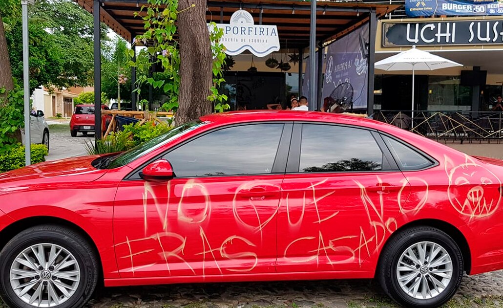 “No que no eras casado”, mujer raya auto de presunto infiel y se hace viral