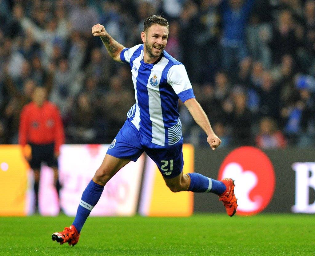 Miguel Layún, a un paso del Alavés