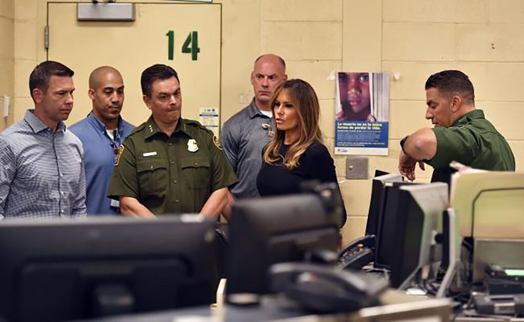 La primera dama de EU, Melania Trump, visita un centro de detención de migrantes en Tucson, Arizona (Foto: AFP)