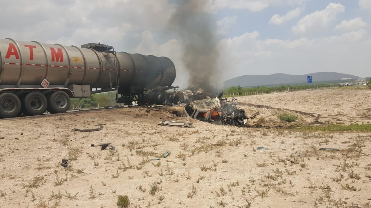 Pipa impacta a camioneta, ambos vehículos se incendian