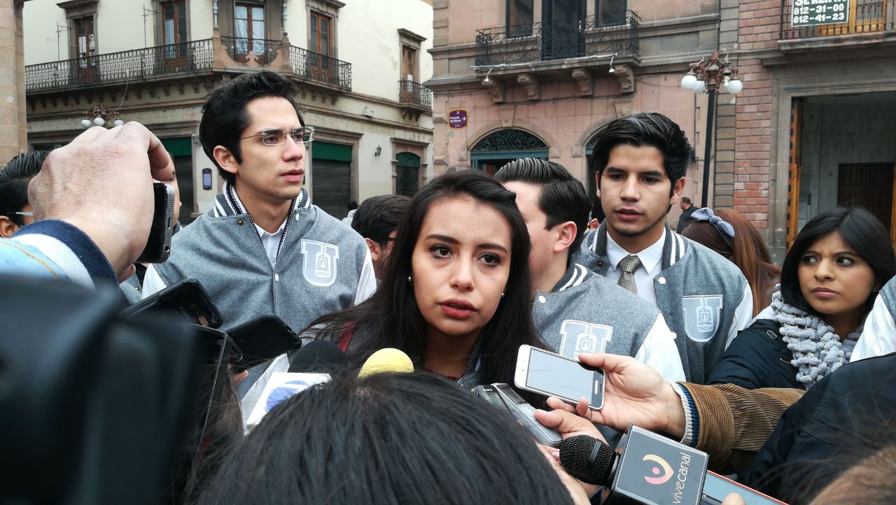 Estudiantes se manifiestan en palacio de Gobierno