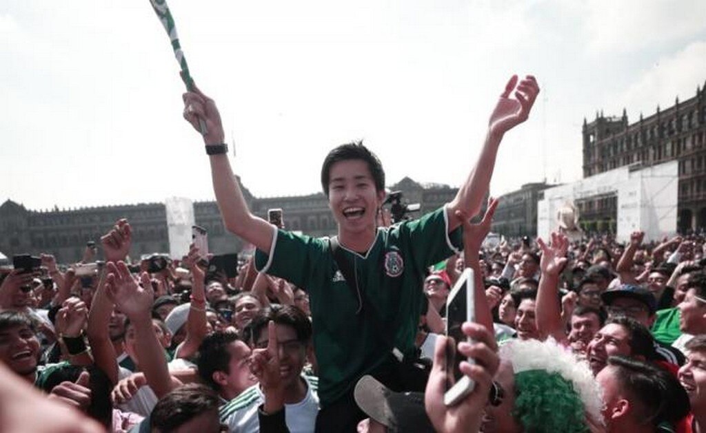 Aficionados mexicanos cargan a un fanático coreano en la Plaza de la Constitución. (Fotografía: Alejandra Leyva/ EL UNIVERSAL)