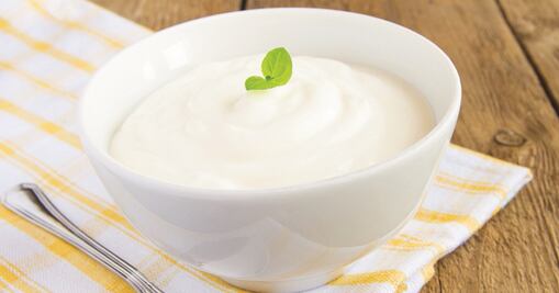 ¡Aprende a preparar yogurt de sabores paso a paso!