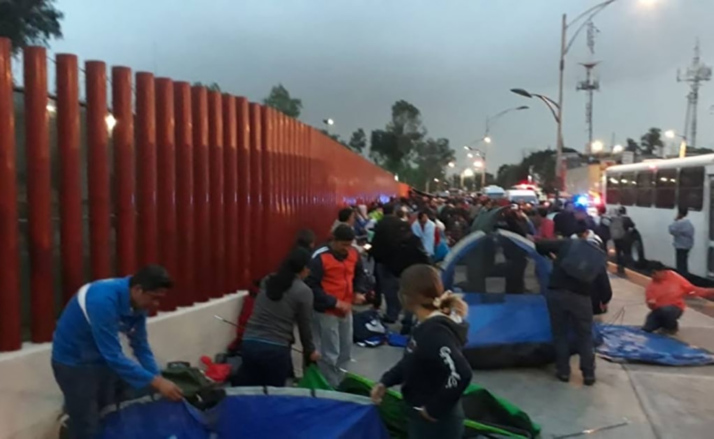 Integrantes de CNTE acampan afuera de la Cámara de Diputados