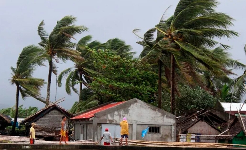 Evacuan a miles de personas por llegada del tifón Kammuri a Filipinas