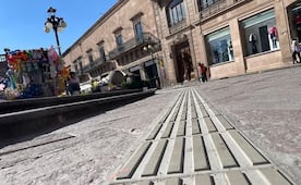Uso indebido de zonas peatonales deja con daños a guía podotáctil en el Centro Histórico de SLP  