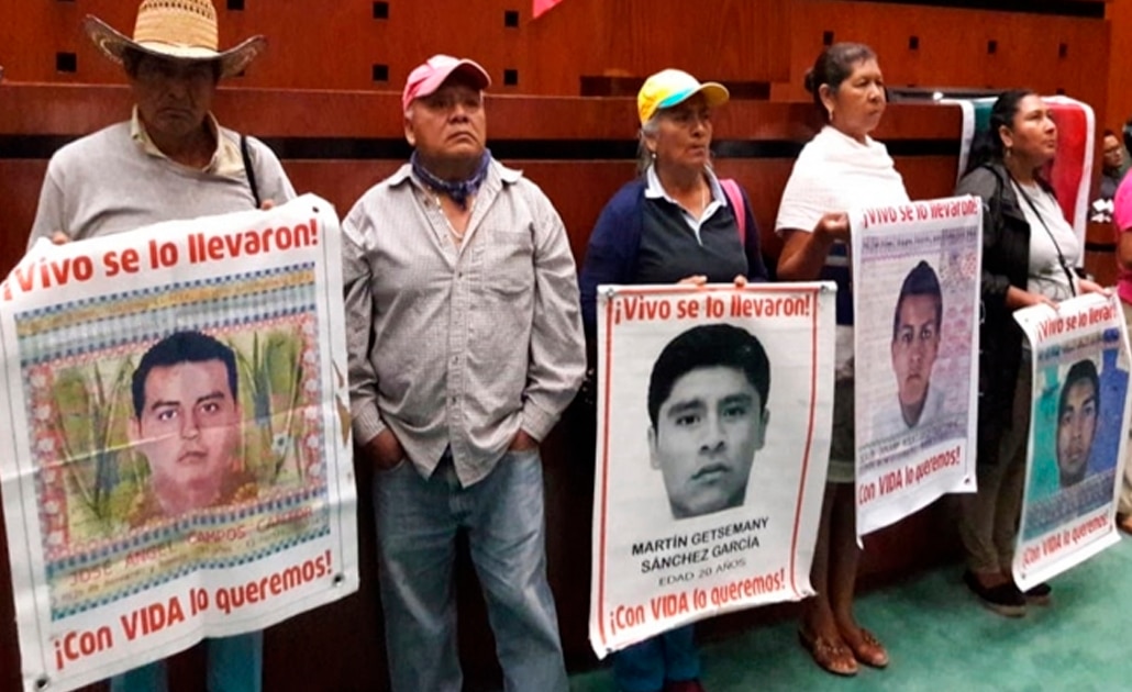 Padres de 43 normalistas exigen a AMLO que consigne a implicados en el caso