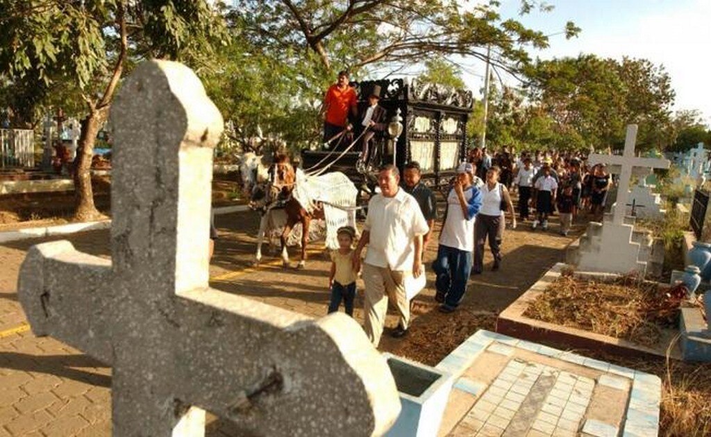 En uno de sus muchos actos de devoción para recordar a sus difuntos, los nicaragüenses realizan un festejo multicolor en el Día de Muertos. (Fotografía de La Prensa, de Managua)